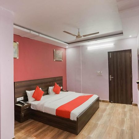 Hotel O Red Velvet Rooms & Banquet ファリーダーバード エクステリア 写真