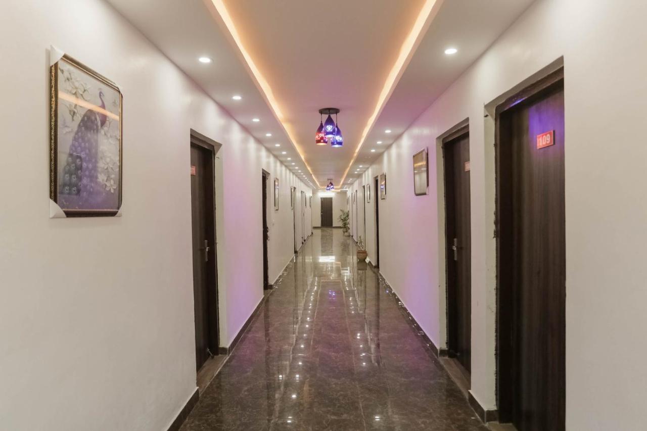 Hotel O Red Velvet Rooms & Banquet ファリーダーバード エクステリア 写真