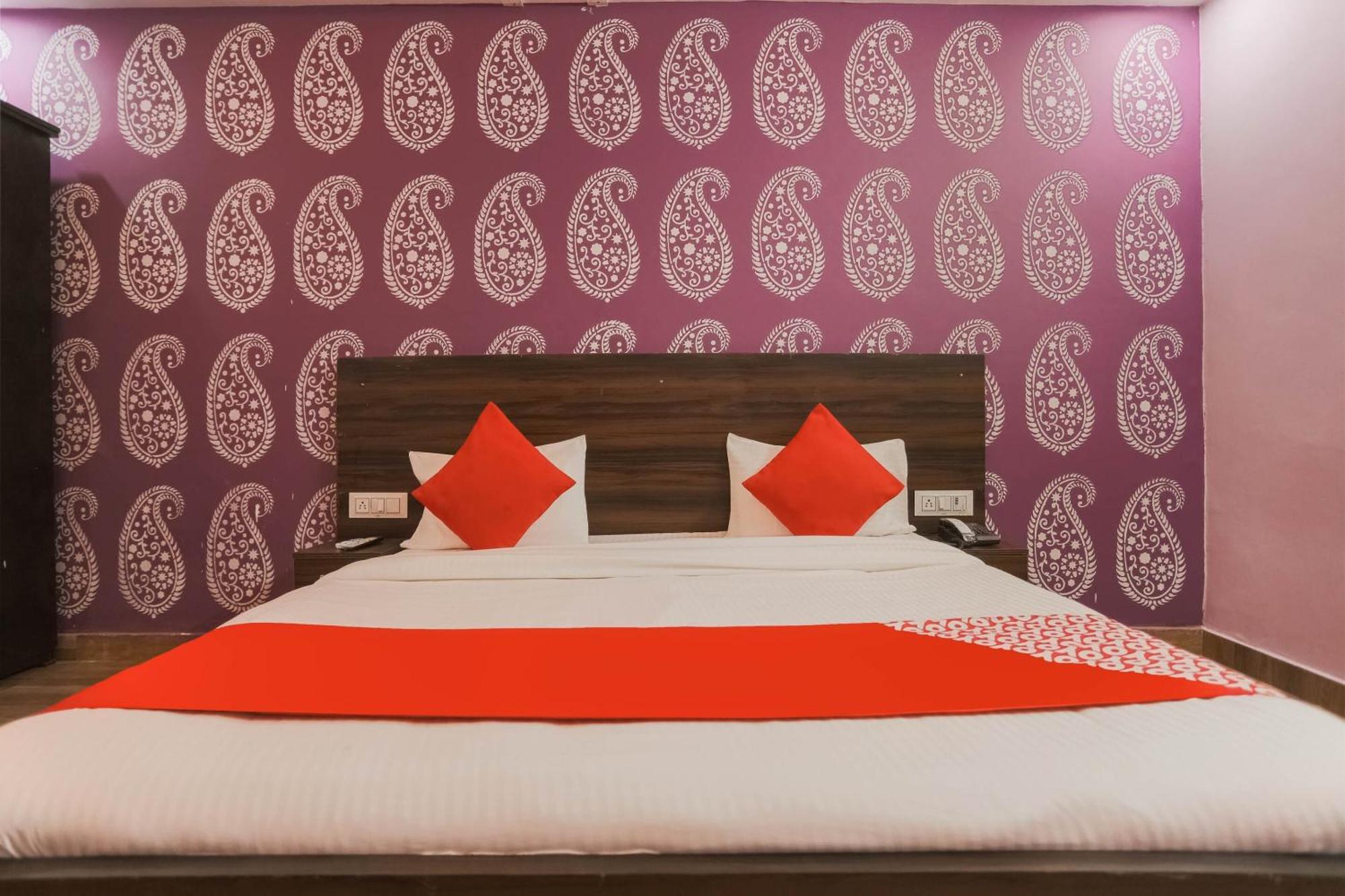 Hotel O Red Velvet Rooms & Banquet ファリーダーバード エクステリア 写真