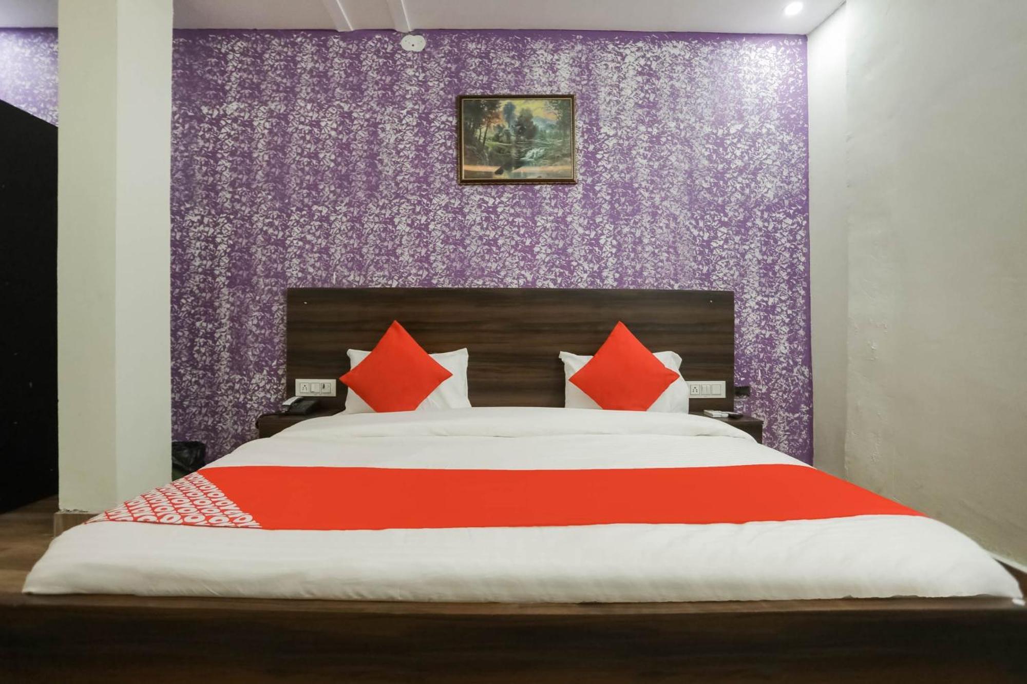 Hotel O Red Velvet Rooms & Banquet ファリーダーバード エクステリア 写真