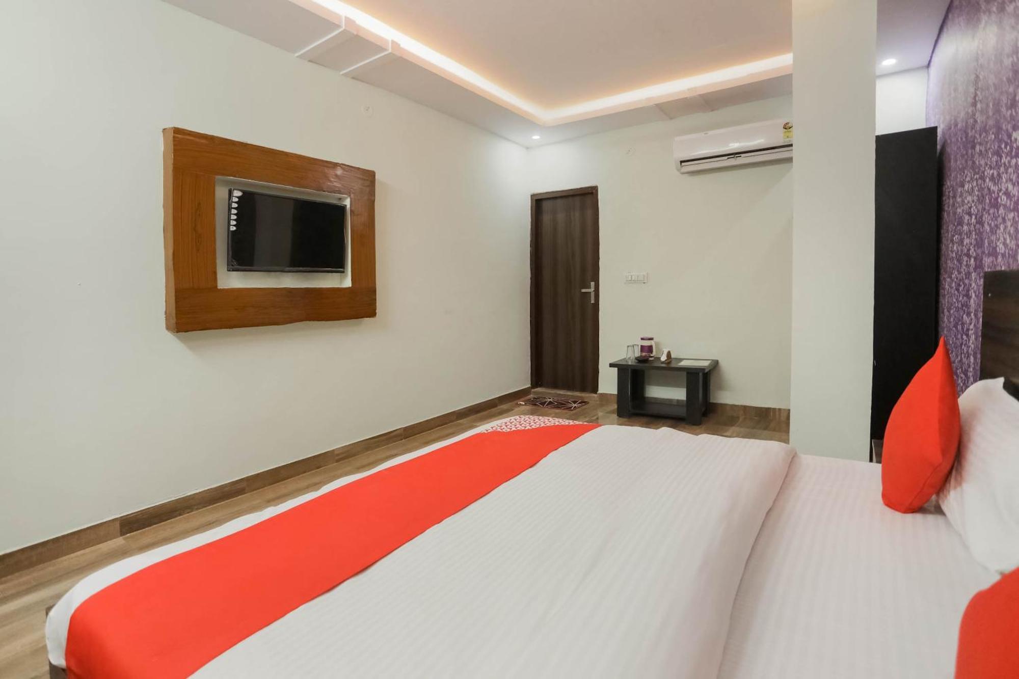 Hotel O Red Velvet Rooms & Banquet ファリーダーバード エクステリア 写真