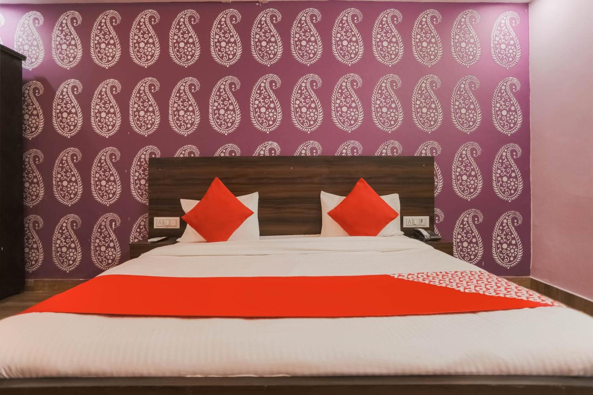 Hotel O Red Velvet Rooms & Banquet ファリーダーバード エクステリア 写真