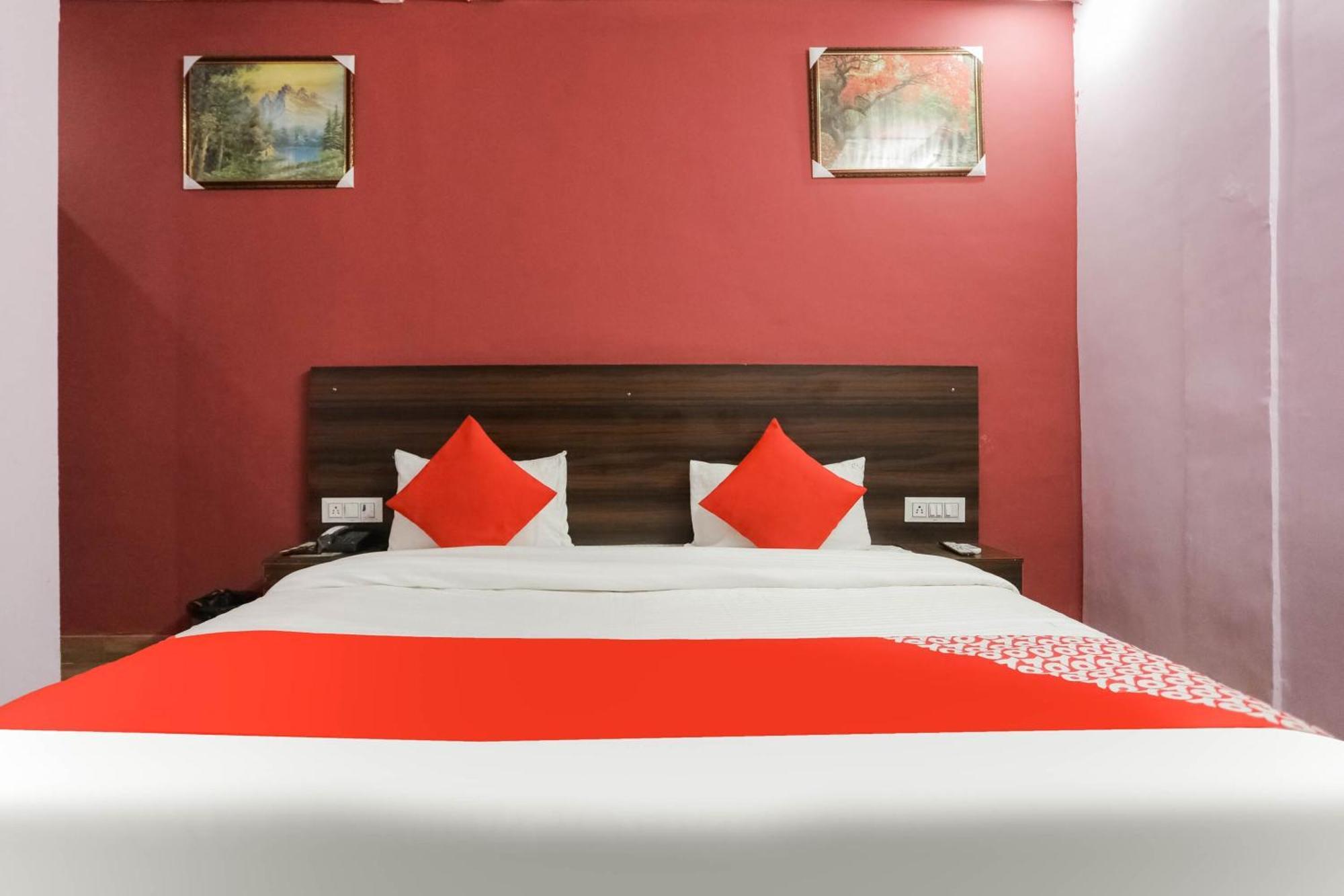 Hotel O Red Velvet Rooms & Banquet ファリーダーバード エクステリア 写真