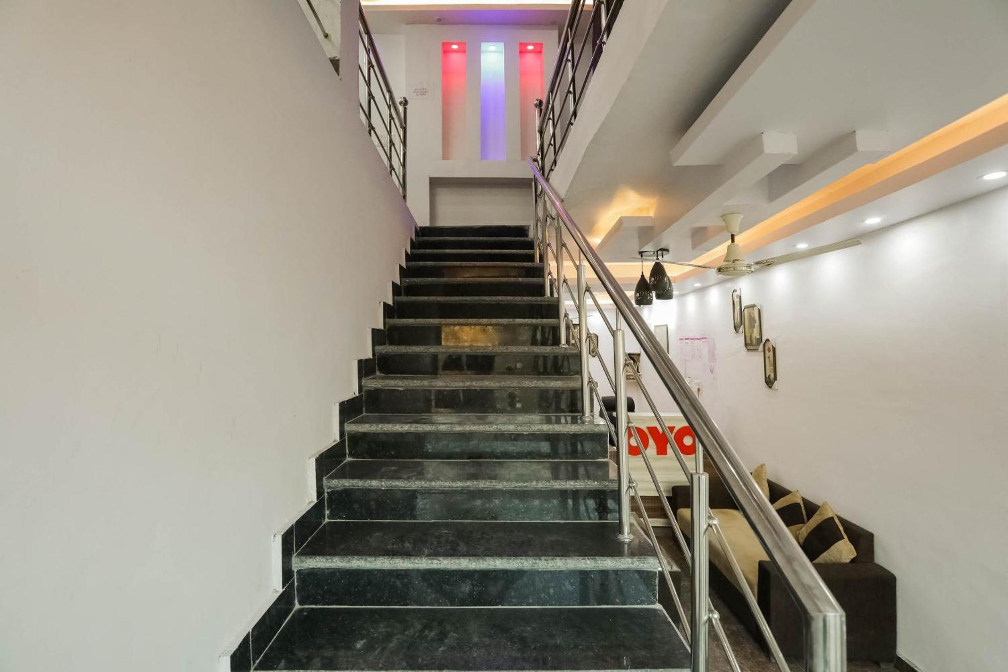 Hotel O Red Velvet Rooms & Banquet ファリーダーバード エクステリア 写真